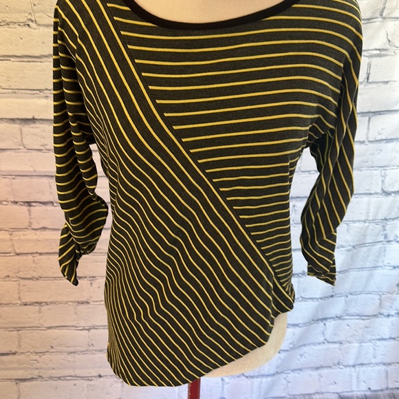 Jewels & Gems High Low 3/4” Sleeves Shirt! Size Small. - Picture 2 of 3